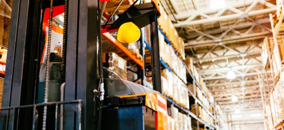 Depoda Raf Yüksekliğine Göre İstif Makinesi Seçimi: Akülü ve Elektrikli Rehber