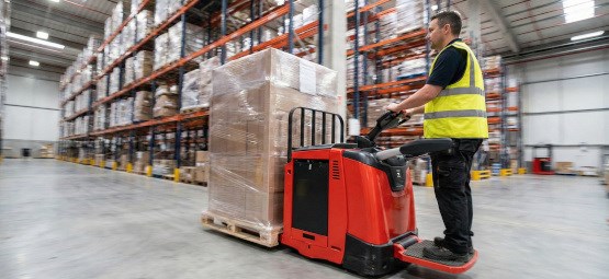 Differences Between Electric and Manual Pallet Trucks