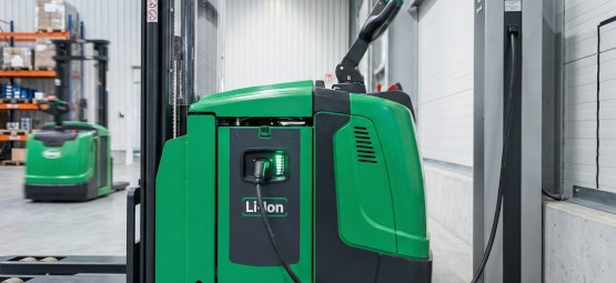 Elektrikli İş Makineleri ile Yeşil Dönüşüm: Depo ve Fabrikalarda Karbon Ayak İzini Azaltma Rehberi